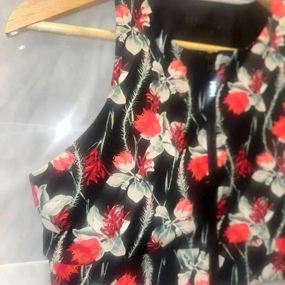 Minkpink Zip Front Crop Top Sports Bra size small - Picture 4 of 4